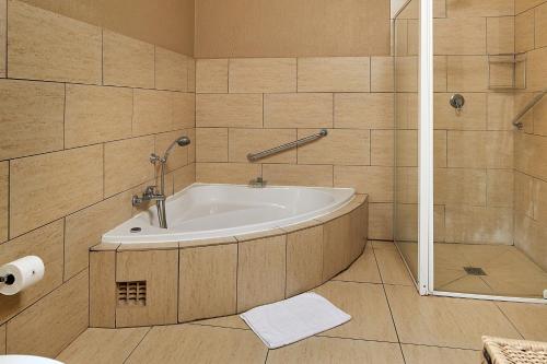 雾观Waterberry Hill的设有带浴缸和淋浴的浴室。