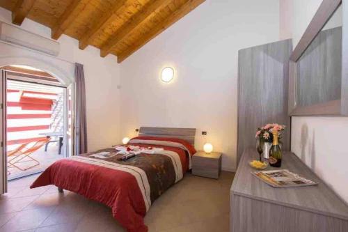 贝拉吉奥Bellagio Spiaggia due的一间卧室配有一张床和一张鲜花桌