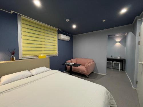 大田Hotel Stay Q的卧室配有床、椅子和窗户。