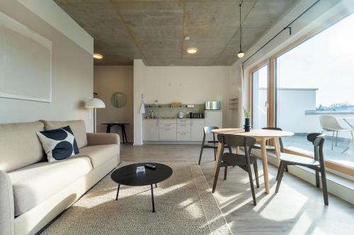 施特劳宾dreamcation Apartments Boardinghouse - Straubing Süd的客厅配有沙发和桌子