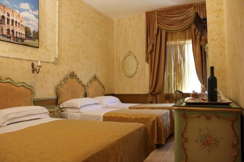 罗马罗姆鲁斯酒店的酒店客房设有三张床和窗户。