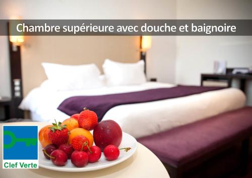 罗德兹HÔTEL LA FERME DE BOURRAN - écoresponsable parking gratuit的在酒店房间桌上的水果盘