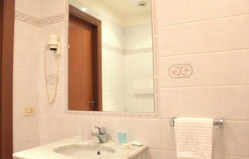 罗马罗姆鲁斯酒店的一间带水槽和镜子的浴室
