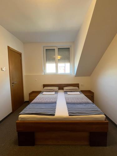 诺维萨德Terasa的卧室在窗户前配有两张床