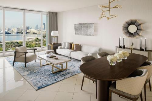 迪拜迪拜节日城洲际公寓套房酒店 的客厅配有桌子和沙发