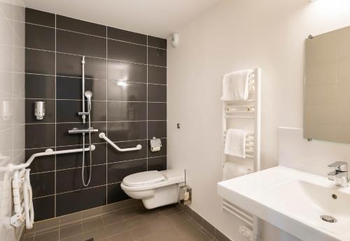 圣纳泽尔B&B HOTEL Saint-Nazaire Pornichet的带淋浴、卫生间和盥洗盆的浴室