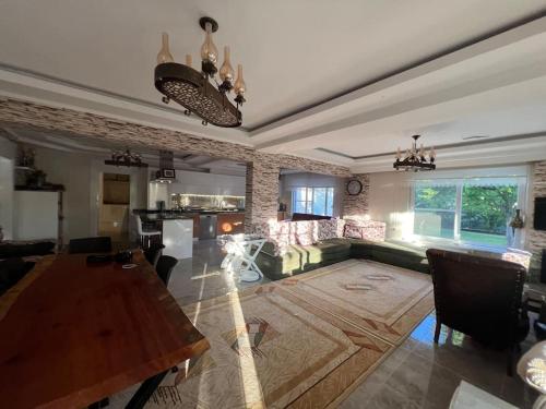 Çamlarkent Villaları的客厅配有沙发和桌子