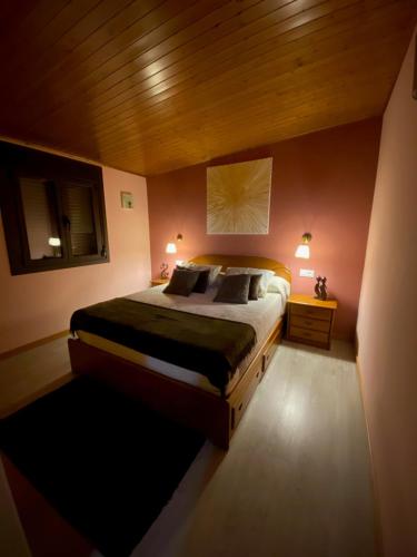 La CañizaCasa rural O CARBALLO DA PEDRA的一间卧室配有一张大床和两盏灯。