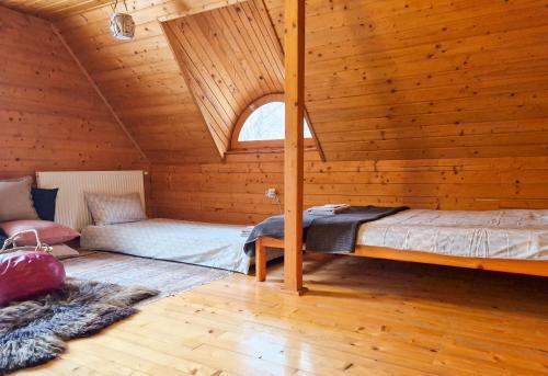 ZeteaForrestHouse的小木屋内一间卧室,配有两张床