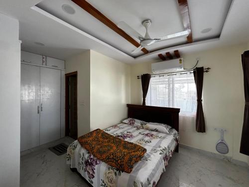 海得拉巴Luxury 3 bedroom 3 bathroom penthouse的一间卧室配有一张床和吊扇