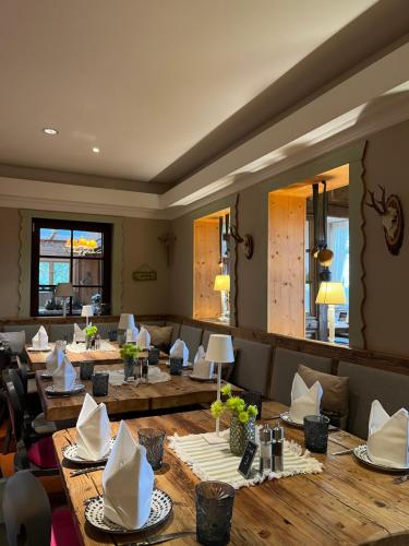 吕登沙伊德斯波特艾姆吉费卢克酒店的用餐室配有木桌和椅子
