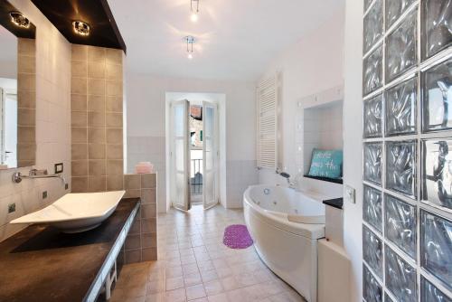奥瓦达Maria's home的白色的浴室设有浴缸和水槽。