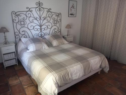 阿尔勒Mas Sicard chambre d'hôtes en Camargue的一间卧室配有一张大床和金属床头板
