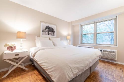 纽约1600ft TriBeCa Townhouse - Luxury & Spacious的白色的卧室设有一张大床和一个窗户
