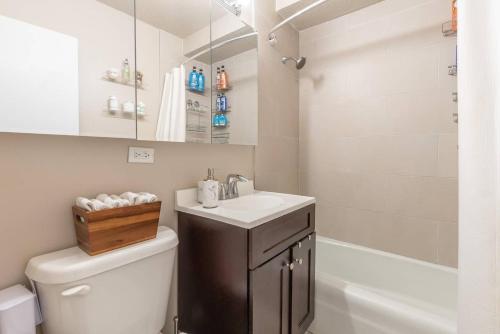 纽约1600ft TriBeCa Townhouse - Luxury & Spacious的浴室配有盥洗盆、卫生间和浴缸。
