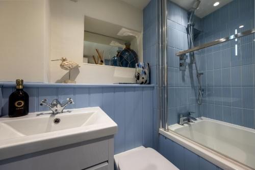 布兰克斯特Bracken Cottage的浴室配有盥洗盆、卫生间和浴缸。