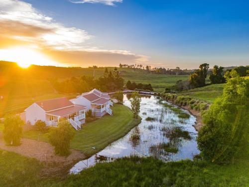 Coopers ShootForget Me Not Farm Cottages的享有房子和河流的空中景色