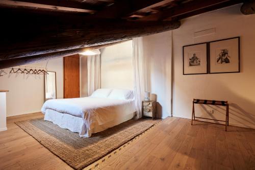 维琴察L’Abbaino的卧室设有白色的床和大窗户