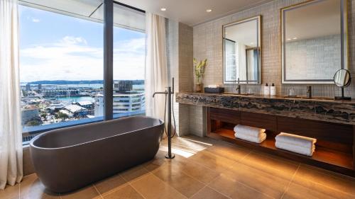 奥克兰InterContinental Auckland, an IHG Hotel的带浴缸的浴室和大窗户