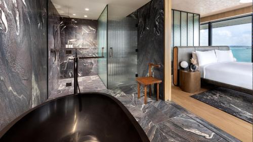 奥克兰InterContinental Auckland, an IHG Hotel的带浴缸、床和淋浴的浴室