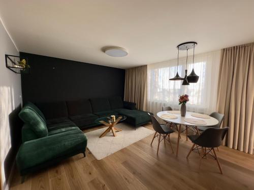 沙莫林Apartmán Olívia的客厅配有绿色沙发和桌子