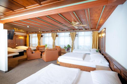 卢塞恩Hotel Baslertor的酒店客房,设有两张床和一张沙发