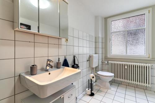 沃尔法赫Ferienwohnung Joanna的白色的浴室设有水槽和卫生间。