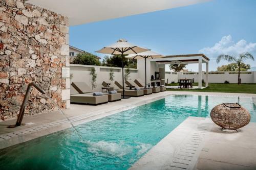 扎金索斯镇Vorto Luxury Villas, a Signature Island Retreat, By ThinkVilla的带庭院的别墅内的游泳池