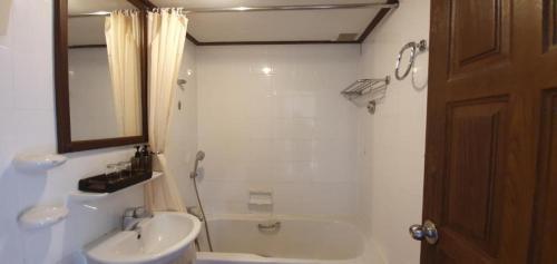 功孟海滩Isle Beach Resort Krabi-SHA的浴室配有盥洗盆、卫生间和浴缸。