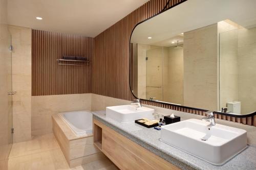 当格浪ibis Styles Serpong BSD City的浴室设有2个水槽和镜子