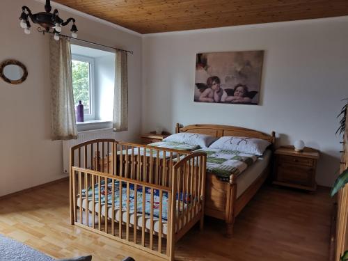 PusarnitzFerienwohnung Göriacher Stern的卧室的角落里设有一张婴儿床