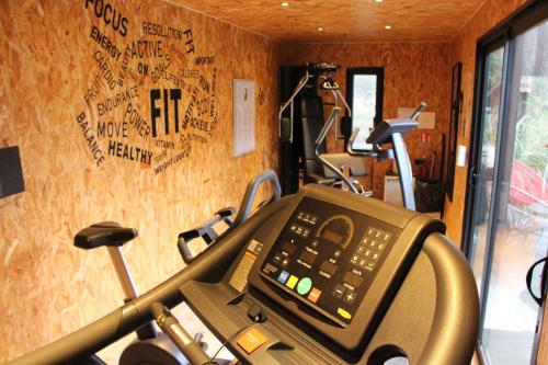拉特斯特德布赫拉特斯特布赫阿尔卡松宜必思酒店的健身房,在房间内配有跑步机和椭圆机