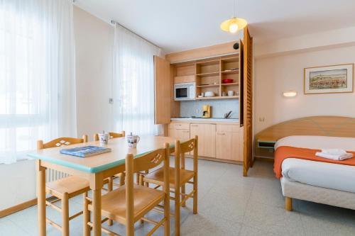 比桑比桑爱瑞瓦度假酒店的配有桌椅和床的房间