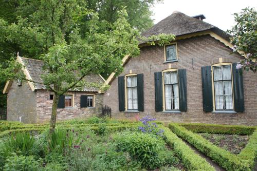 皮滕Blokhut的一座带黑窗和花园的老砖屋