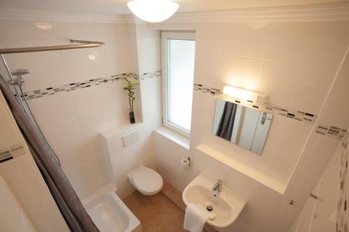 慕尼黑好眠经济型旅馆的白色的浴室设有水槽和卫生间。