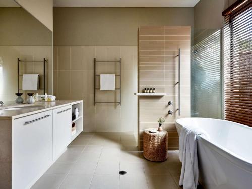 邓斯伯勒铂尔曼邦克湾玛格丽特河度假村的带浴缸和盥洗盆的浴室