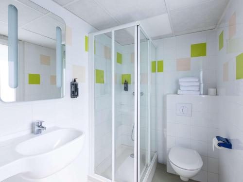 昂古莱姆昂古莱姆中心宜必思快捷酒店的带淋浴、卫生间和盥洗盆的浴室