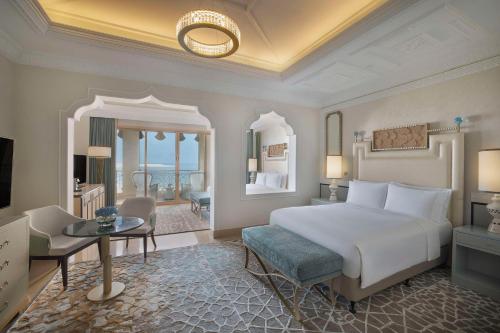 拉斯阿尔卡麦哈伊马角华尔道夫酒店的卧室配有一张白色大床和一张书桌
