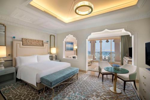拉斯阿尔卡麦哈伊马角华尔道夫酒店的一间卧室设有一张床和一间客厅。
