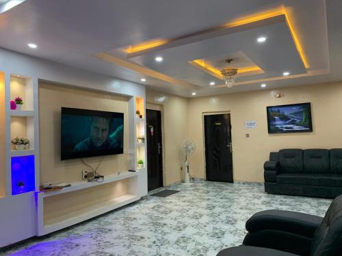 伊巴丹Umbrella properties - Eleyele Ibadan的带沙发和平面电视的客厅