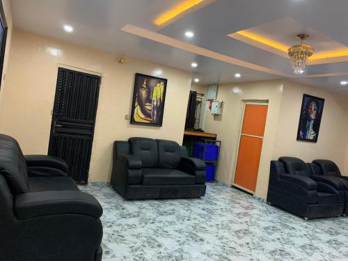 伊巴丹Umbrella properties - Eleyele Ibadan的客厅配有两把椅子和一张沙发