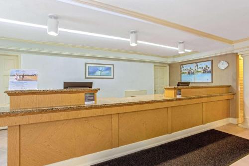 奥兰多奥兰多机场西拉昆塔酒店的一间设有书桌和前台柜台的等候室