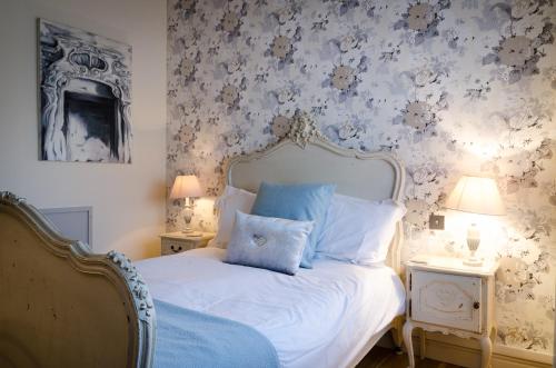 科姆堡如家老屋酒店的一间卧室配有白色床和蓝色枕头