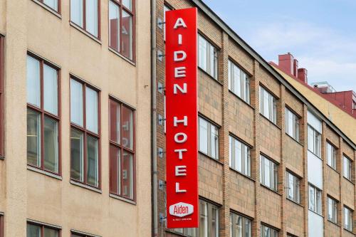 斯德哥尔摩Aiden by Best Western Stockholm City的大楼前的酒店标志