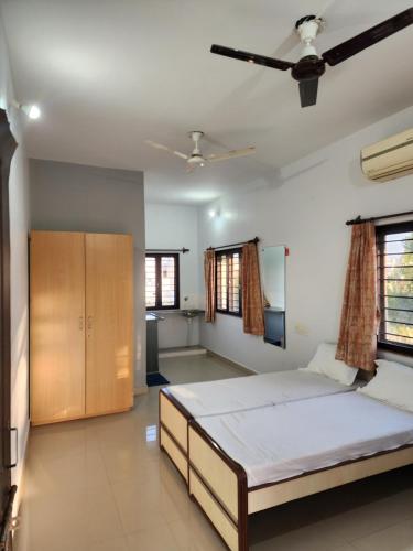 普杰Amrutiya Farm的一间卧室设有一张大床和天花板
