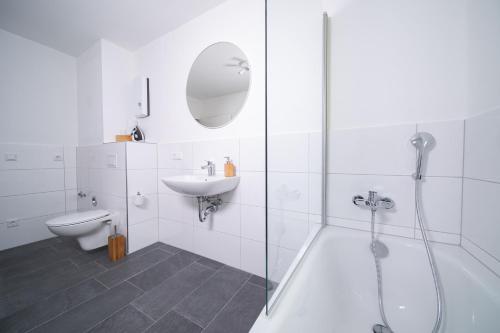 杜塞尔多夫Stylish Apartments - 71 m² - Zentral - 10 Min Messe的带淋浴、卫生间和盥洗盆的浴室