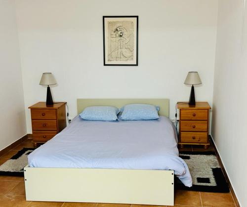 里斯本Sweet Sleep Apartment的一间卧室配有白色床和2个床头柜