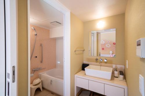 越生町BIO-RESORT HOTEL & SPA O Park OGOSE的浴室配有水槽、淋浴和浴缸。