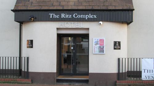 DesboroughRooms at The Ritz Complex的一家设有里尔大厦入口的酒店