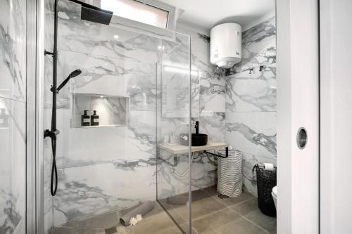 坎德拉里亚El Ramonal Vacacional的浴室里设有玻璃门淋浴